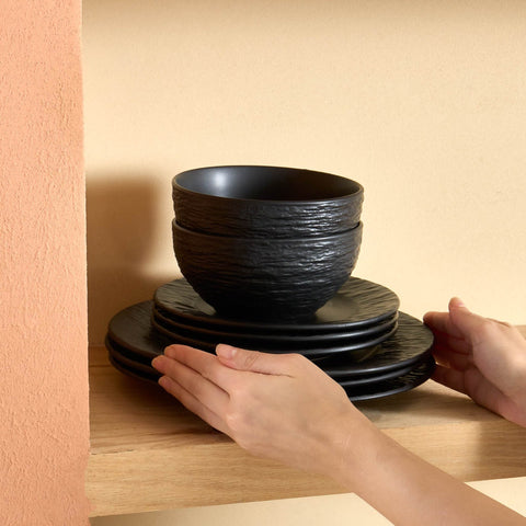 Karaca Solem Embossed 18-teiliges Steinzeug-Tafelservice für 6 Personen, Schwarz