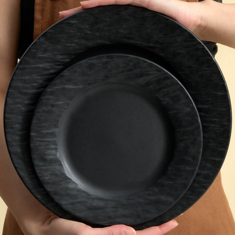 Karaca Solem Embossed 18-teiliges Steinzeug-Tafelservice für 6 Personen, Schwarz